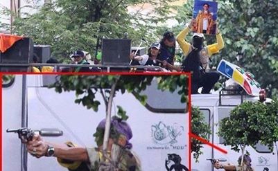  picture from 2008 that was circulated as evidence of protester violence at Din Daeng yesterday. In reality the gunman is appealing his case in court and was not at Din Daeng. S